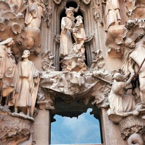 Lähikuva Gaudín Sagrada Familia -kirkon julkisivun veistoksista.