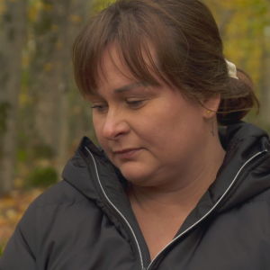 Cecilia Arell tittar neråt i profil