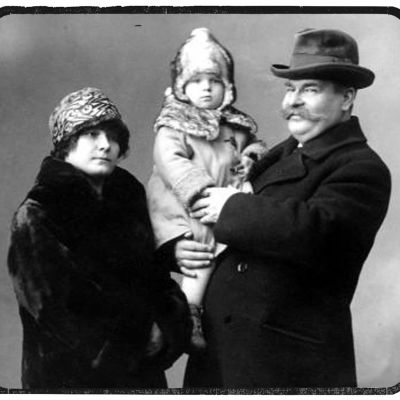 Emil ja Hellin Sivori pienen Jouko-poikansa kanssa.