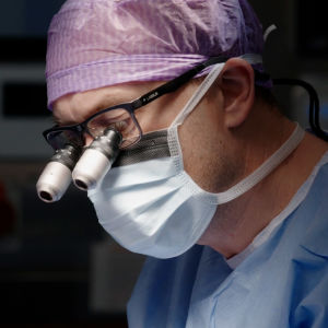 Plastiikkakirurgi Patrik Lassus korjaa potilaan nenän leikkauksella. 