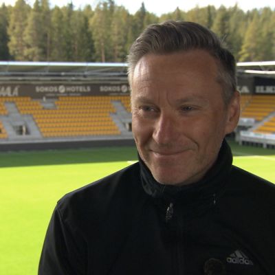 Tränaren Sixten Boström på SJK:s stadion.