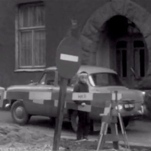 Auto kurvaa jalkakäytävälle katutöiden vuoksi (1964).