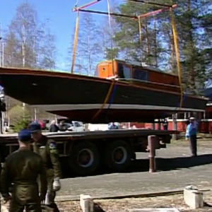 Alvar Aallon suunnittelemaa puuvenettä nostetaan kuorma-auton lavalle.
