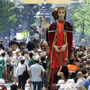 Nukkehahmoja Corpus Christi -pääsiäiskulkueessa Granadassa.