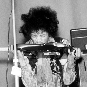 Jimi Hendrix soittaa kitaraa hampaillaan Helsingin Kulttuuritalon konsertissa.