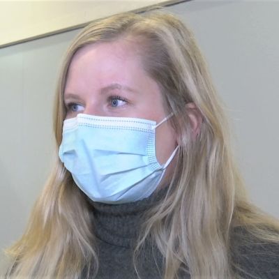 Resurssiopettaja Eveliina Toppari haastateltavana Isokyrön koulukeskuksen tiloissa maski kasvoillaan.