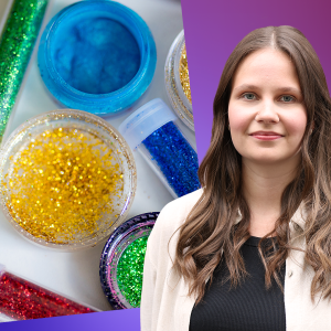 Laura Törnroos står framför en bild på olika färgers löst glitter. 