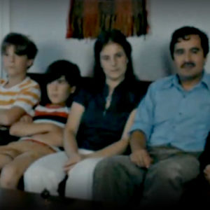 Luis Alvarez vuonna  2016 sekä vanhempiensa ja veljiensä kanssa Turun-kodissaan Varrissuolla 1980. Alvarezin perhe: Luis nuorempi, Rodrigo, äiti Rosa, isä Luis ja Carlos
