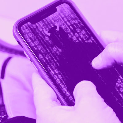 Digitreenien pääkuva: Kännykkä kädessä, Asenna-nappi näkyy. Tekstit: Sovellukset Androidissa, Yle.fi/oppiminen, Digitreenit.