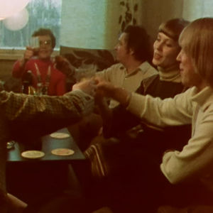 Ihmisiä kippistämässä juhlissa tietoiskussa vuodelta 1978.