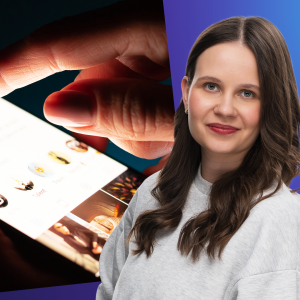 Laura Törnroos står framför en bild på en telefon med Instagram öppet.