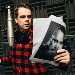 Göstan ääninäyttelijä Antti Tuomas Heikkinen Ylen studioilla.