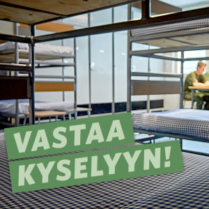 Varusmiehiä pöydän ääressä ja teksti: Vastaa kyselyyn!