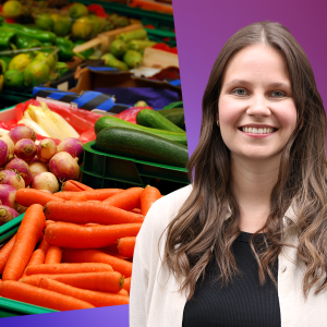Laura Törnroos står framför en bild på diverse olika grönsaker i lådor. 