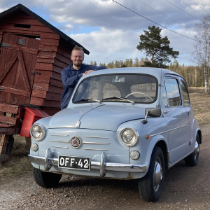 Toimittaja Jyrki Hakanen ja Fiat-merkkinen museoauto.