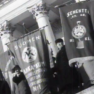 Ammattiyhdistysten lippuja yleislakon aikaan helsingin tuomiokirkon portailla