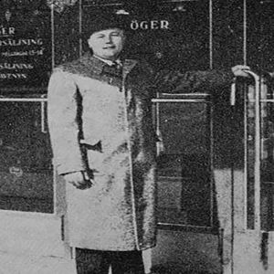 Mustavalkoinen kuva Ruben Oskar Auervaarasta oven edessä.