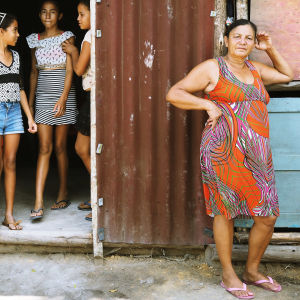 Maria da Silva med sina barnbarn. Tre brasilianska flickor och en mamma