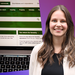 Laura Törnroos står framför en bild på en datorskärm med webbsidan Min skatt uppe.