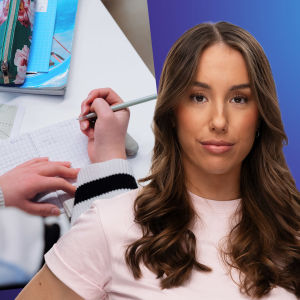 Isabella Biorac Haaja står framför en bild på en flicka som räknar ut matematikuppgifter i ett häfte.