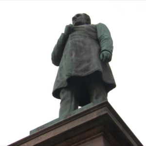 Helsingin taidemuseon kokoelmien ensimmäinen teos, J.L. Runebergin muistopatsas. Walter Runebergin veistämä runoilija J. L. Runebergin muistopatsas, Helsinki.