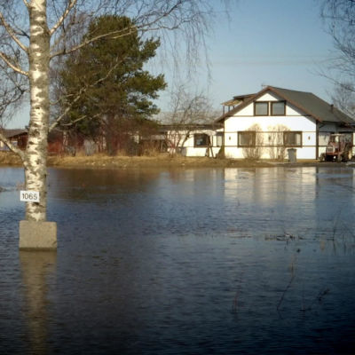 Vattenmassor från Kyro älv omringar ett egnahemshus i Merikart, Vasa.