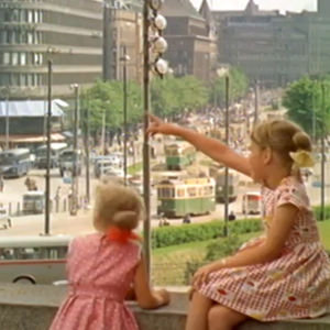 Lapset katsovat näkymää Helsingissä Mannerheimintielle 1966
