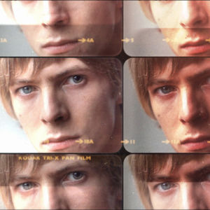 Nuori David Bowie lähikuvassa monistettuna kollaasiksi. Kuva dokumenttielokuvasta David Bowien ensimmäiset vuodet.