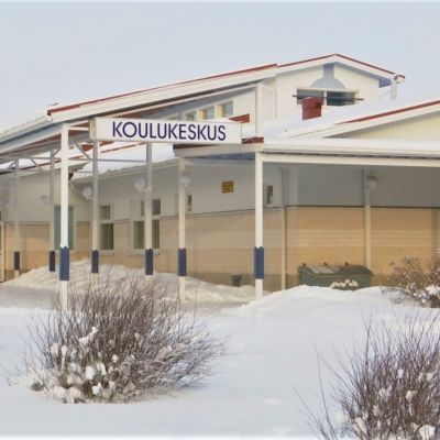 Isokyrön koulukeskus helmikuisessa talvimaisemassa