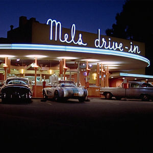 Mels drive-in. American Graffiti -elokuvan alkukuva.