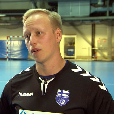 Handbollstränaren Ken Sirenius intervjuas i Kisakallio, Lojo.