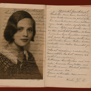 Vanha valokuva nuoresta tytöstä ja vanha vahakantinen vihko, jossa on kaunokirjoituksella kirjoitettua tekstiä. 