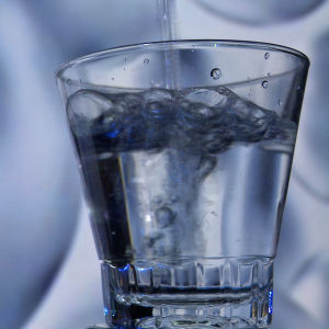 Silvervatten hälls i glas. 