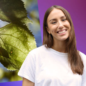 Isabella Biorac Haaja ler stort bredvid en närbild på löv. Solen skiner igenom lövverket.