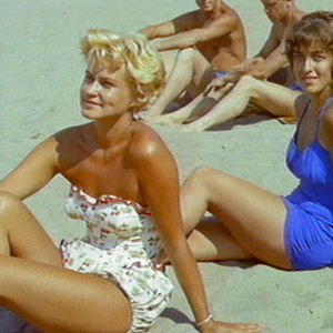 Ihmisiä uimarannalla Helsinki, Pohjolan valkea kaupunki -filmissä 1959