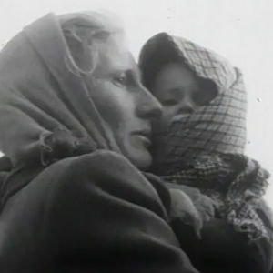 Unkarilaisnainen pieni lapsi sylissään (1956).