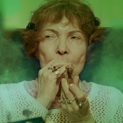 Sirkka Linder röker cannabis och ett rökmoln omger henne.