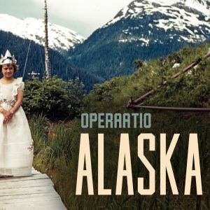 Operaatio Alaska -ohjelman mainoskuva, pieni tyttö pukeutuneena prinsessaksi Alaskassa 50-luvulla.