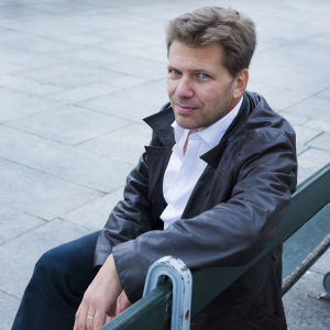Ranskalaiskirjailija Olivier Truc ja suomennetun romaaninsa "Viimeinen saamelainen" kansikuva.