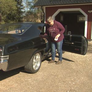 Stefan Gustafsson och Mona Söderblom putsar sin svarta Chevrolet