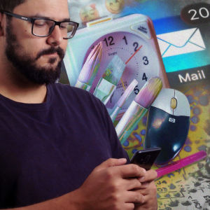 Silmälasipäinen mies, joka tekee jotain kännykällään. Taustalla näkyy erilaisia elementtejä, kuten herätyskello, sähköpostin mail box -kuvake, siveltimiä ja tietokoneen hiiri.