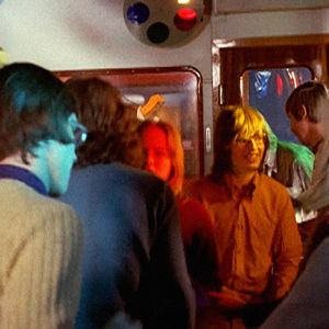 Junamatkustajat tanssivat diskovaunussa (1972).