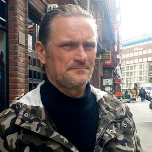 Christian Wentzel framför Walkerscafét i Kampen i Helsingfors.