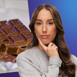 Reporter Isabella Biorac Haaja framför en bild på choklad