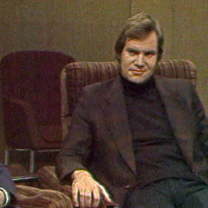 Paavo Lipponen SDP ja Oiva Björkbacka SKP istuvat nojatuoleissa keskusteluohjelmassa Nythän on niin vuonna 1974.