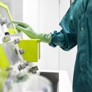 Laboratoriohoitajan käsi CliniMACS-laitteella.