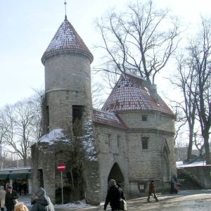 Vanhan kaupungin portti ja muuri Tallinnassa. 
