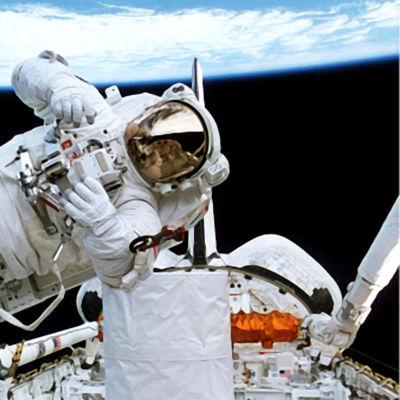 kuvassa astronautti kiertoradalla