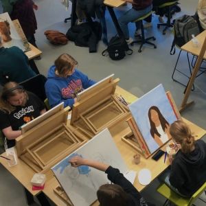 Skolelever som målar tavlor.