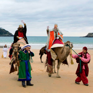 Itämaan tietäjät kameleineen ovat saapuneet loppiaisena mereltä Conchan rannalle San Sebastianissa, Espanjassa